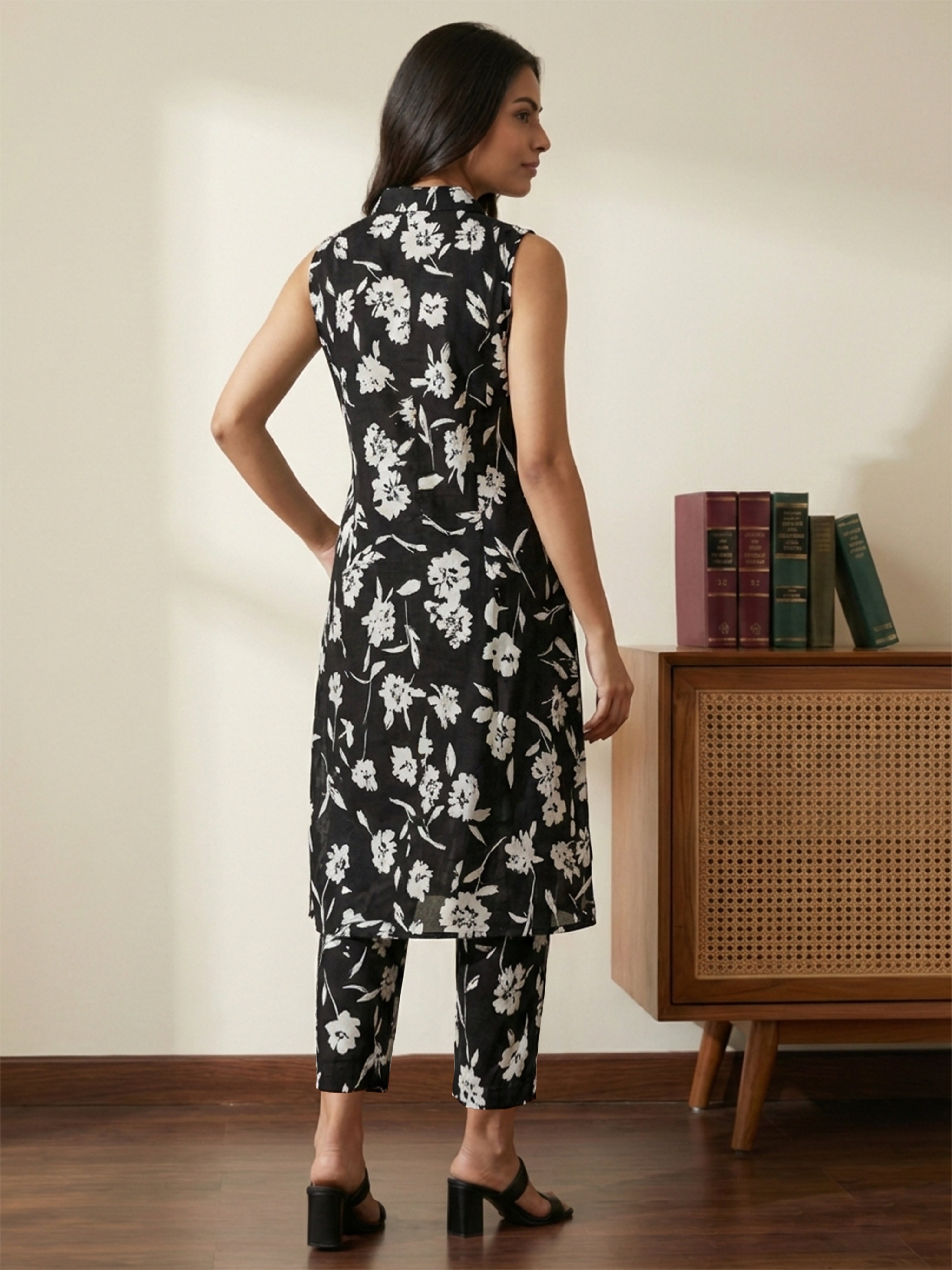 Black Regular Collar Sleevless Kurti Set For Female