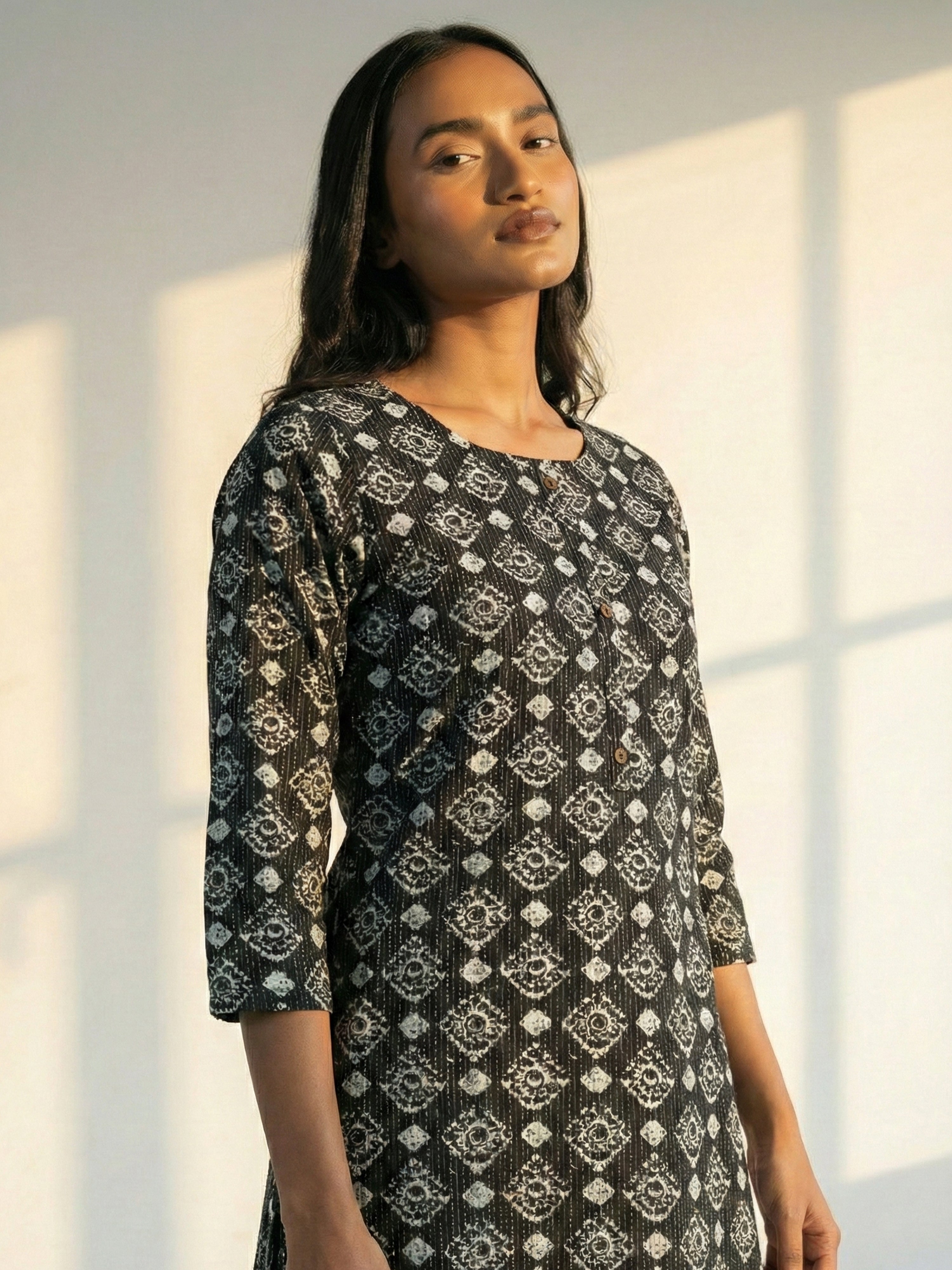 Black Straight Fit Round Neck Kurti